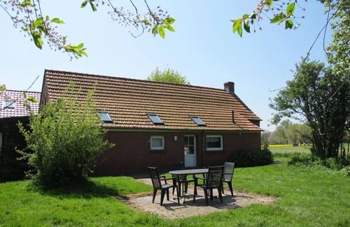 Bunde House | Beautiful apartment in villa for 6 people with WIFI, TV, terrace and pets allowed