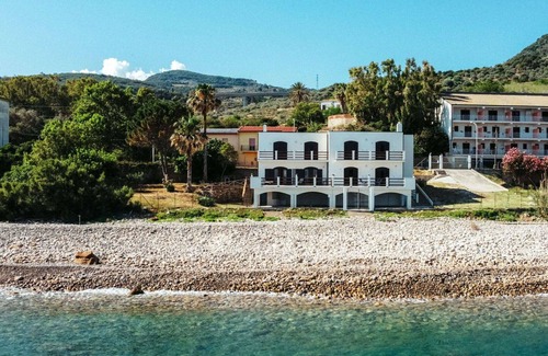 Caronia House | Beautiful apartment in villa for 5 people with WIFI, TV, balcony and pets allowed