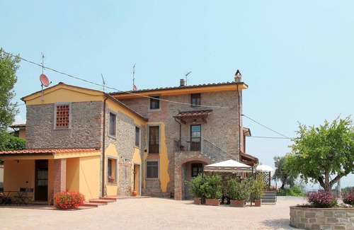 Montecarlo Villa | Beautiful apartment in villa for 6 people with pool, WIFI, TV, patio and pets allowed