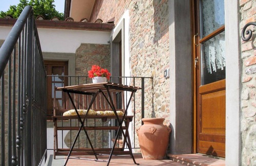 Montecarlo Villa | Beautiful apartment in villa for 6 people with pool, WIFI, TV, patio and pets allowed