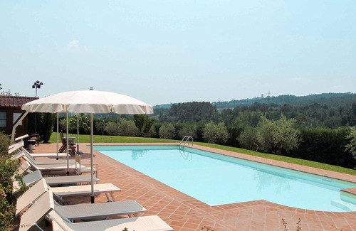 Montecarlo Villa | Beautiful apartment in villa for 6 people with pool, WIFI, TV, patio and pets allowed