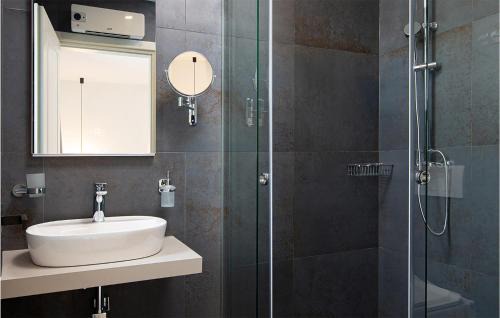 Zidarici Apartment | Beautiful Apartment In Malinska