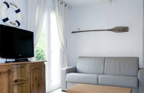 Crozon House | Beautiful apartment in villa for 8 people with WIFI, pool, TV, terrace, pets allowed and parking
