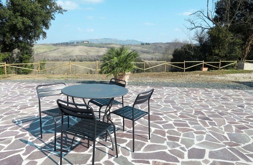 Pomarance Villa | Beautiful apartment in villa for 5 guests with WIFI, TV, patio and pets allowed