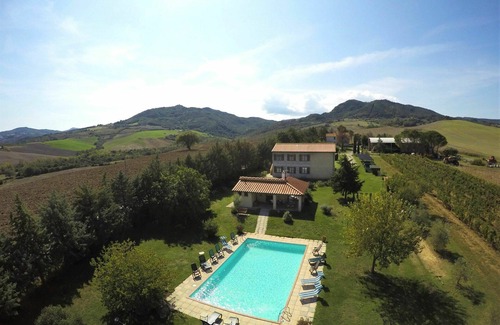 Pomarance Villa | Beautiful apartment in villa for 5 people with WIFI, pool, TV and balcony