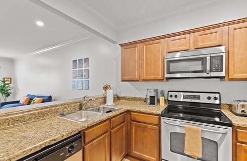 Auburn Apartment | Beautiful Apartment Steps from Downtown Auburn - Pool!