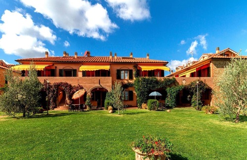 Sughera Apartment | Beautiful apartment with WIFI, A/C, pool, TV, terrace and panoramic view, close to San Gimignano
