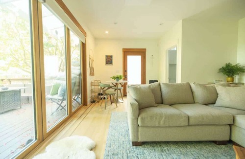 Upper Telegraph House | Beautiful Artistic Gem with Garden Patio