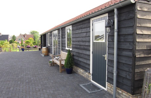 Bovenkarspel Bed & Breakfast | Beautiful b&b/vacation home located on a large garden surrounded by water.