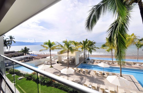 Las Glorias Apartment | BEAUTIFUL BEACHFRONT CONDO WITH POOL
