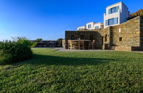 Gavrio House | Beautiful beach house with pool for 8p