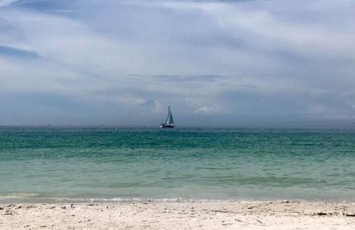 Pass-a-Grille Cottage | Beautiful Beach Rental-Pass-a-Grille island -Remodeled & Includes Bikes