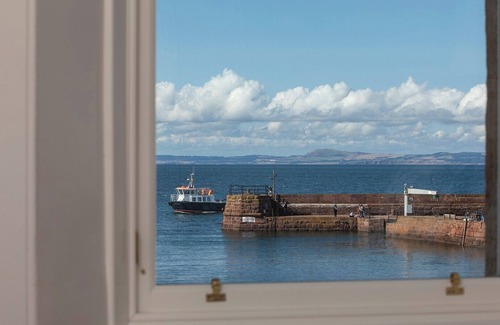 North Berwick Apartment | Beautiful beachside villa, with uninterrupted views across to the Fife coastline. Sleeps 8.