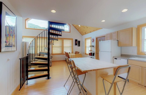 Big Indian Ski Chalet | Beautiful BelleHouse - Creekside in the Catskills