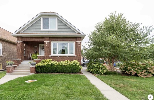 Berwyn House | Beautiful Berwyn Bungalow Close to Downtown Chicago
