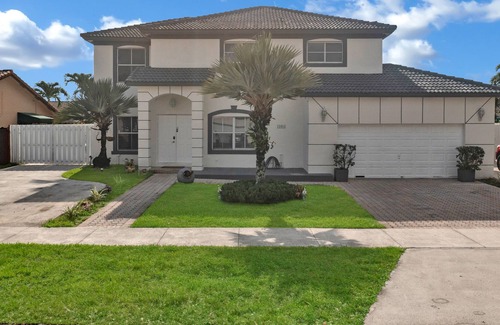 Richmond West House | Beautiful big home 20 min from beach