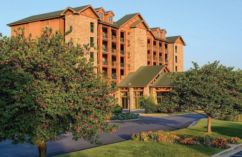 Branson Theater District Villa | Beautiful Branson Woods Two Bedroom/Two Bath Villa! Near Entertainment Venues.