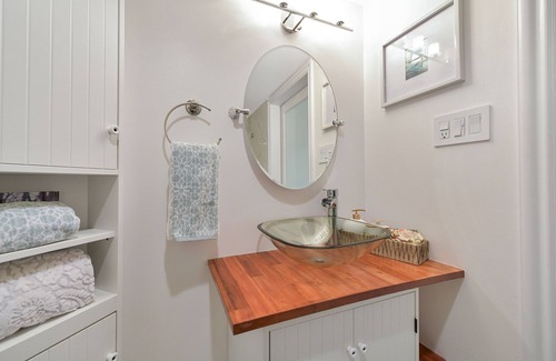 James Bay Condo | Beautiful Bright 1 Bedroom Condo Overlooking Beacon Hill Park and Olympic Mountains