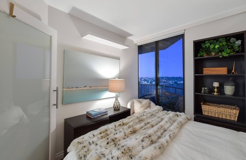 James Bay Condo | Beautiful Bright 1 Bedroom Condo Overlooking Beacon Hill Park and Olympic Mountains
