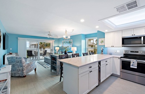 Stuart Condo | Beautiful bright, updated 2 bedroom, 2 bath oceanfront condo spectacular views!