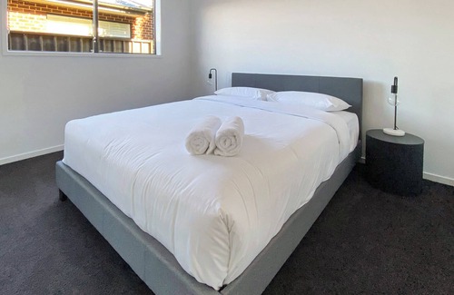 Moama House | Beautiful Bush Surroundings. Walk to Murray River & Main St Moama. Pets Welcome