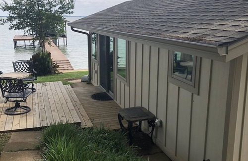 Tool Cottage | Beautiful Cedar Creek Lake Romantic Cottage Lakeside
