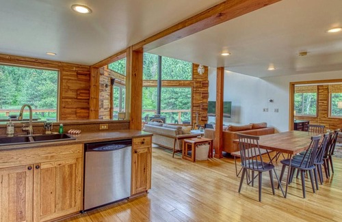 Leavenworth House | Beautiful Chalet with a Picturesque View of Nason Ridge