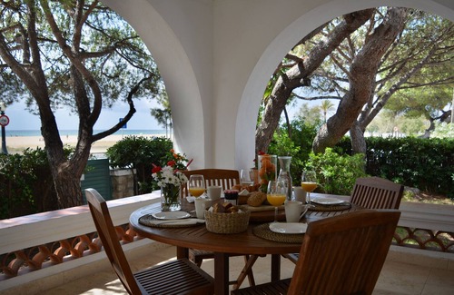 Comarruga Villa | BEAUTIFUL COLONIAL-STYLE VILLA IN FRONT OF THE BEACH