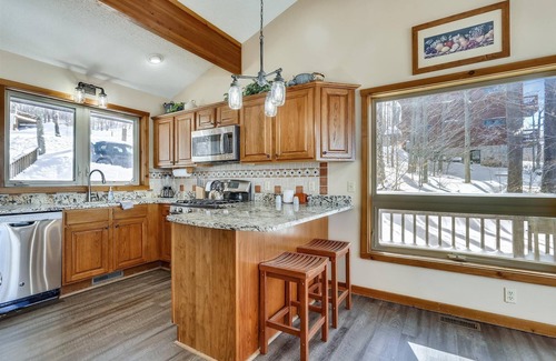 Timberline House | Beautiful contemporary home offers comfort and convenience in EVERY season.