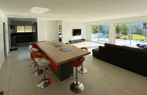 Medis House | Beautiful contemporary villa with heated pool