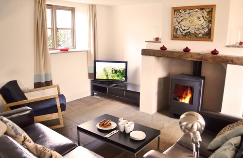 Docklow House | Beautiful conversion of a 17th century detached barn with private fishing lake. Pet-friendly