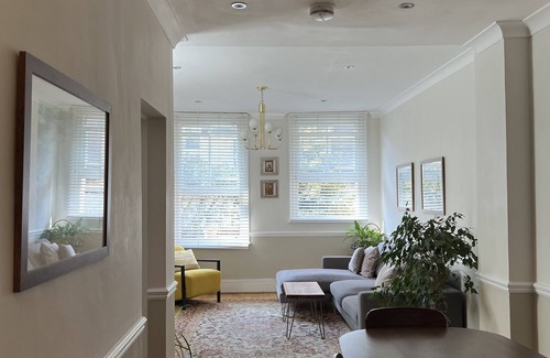 Royal Borough of Kensington and Chelsea Apartment | Beautiful & Cosy Apartment in Heart of London