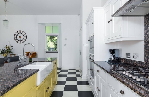 Glenisla Cottage | Beautiful Cottage 3 bedrooms 2 Bathroom secure courtyard & garden. On one level.