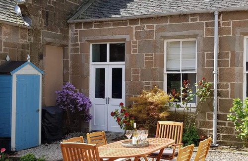 Glenisla Cottage | Beautiful Cottage 3 bedrooms 2 Bathroom secure courtyard & garden. On one level.