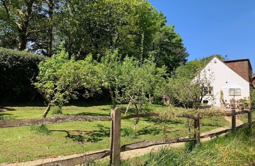 Haslemere Cottage | Beautiful Cottage in the South Downs with Tennis Court and Swimming Pool