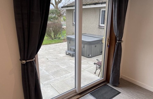 Murthill Cottage | Beautiful cottage in peaceful location w/hot tub. 10mins from centre of Dundee.