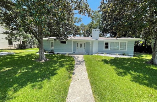 Long Beach Cottage | Beautiful Cottage Near Beaches sleeps up to 10