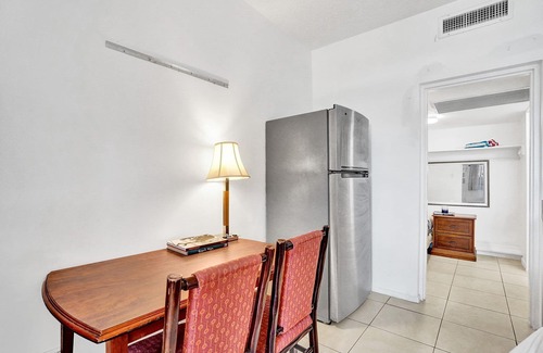 Hallandale Beach Apartment | Beautiful Cozy 1br Apartment Walk From the Ocean!