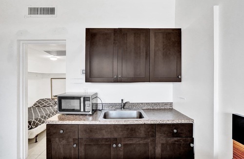 Hallandale Beach Apartment | Beautiful Cozy 1br Apartment Walk From the Ocean!