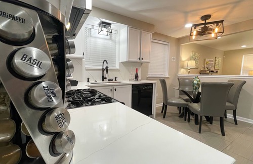 Elmwood Park Apartment | Beautiful & Cozy 2bd/1b Near O’Hare & Metra (MD-W)