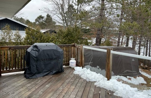 Madawaska Valley Cottage | Beautiful Cozy 3 Bedroom Cottage on the Lake