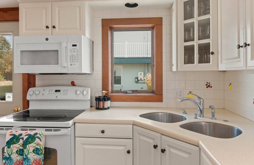 Bonnet Shores House | Beautiful Cozy Beach Cottage right across the street from Kelly Beach
