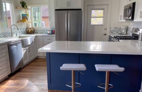 La Jolla Mesa House | Beautiful Cozy Family Retreat; Walk to Beach; Air Con; Ping Pong; XBox