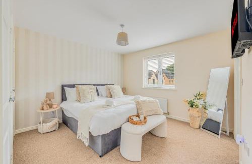 Upton House | Beautiful Detached House with Driveway Parking, Study Room, Spacious Garden, Smart TVs and Fast Wifi by Yoko Property