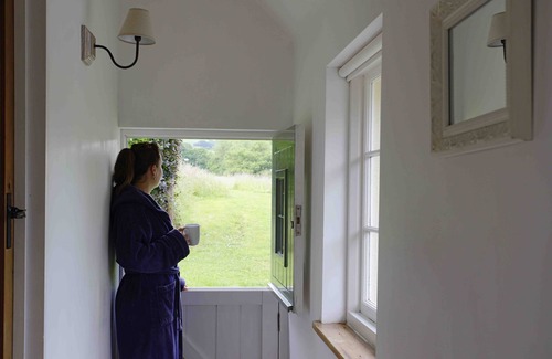 Crediton Cottage | Beautiful Devon Cottage near Exeter with easy access to the moors & coast