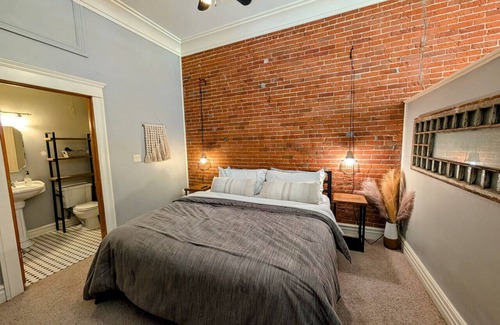 Waverly Apartment | Beautiful Down Town Flat