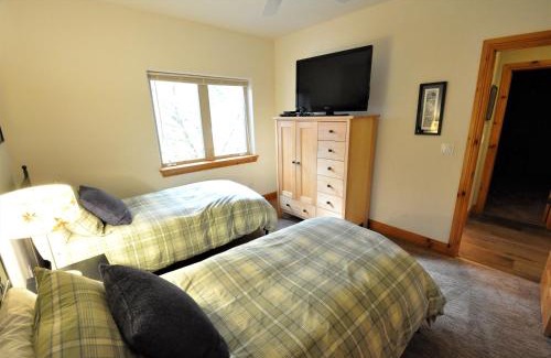 Vail Apartment | Beautiful East Vail 3 Bedroom Condo w/Hot Tub On shuttle Route.