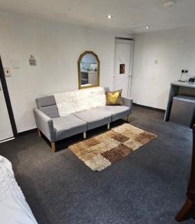 Harehills Apartment | Beautiful En-suite Studio in Leeds -Lower Floor