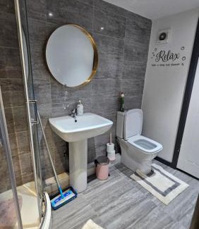 Harehills Apartment | Beautiful En-suite Studio in Leeds -Lower Floor