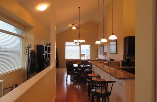 Regional District of Nanaimo Condo | Beautiful executive apartment